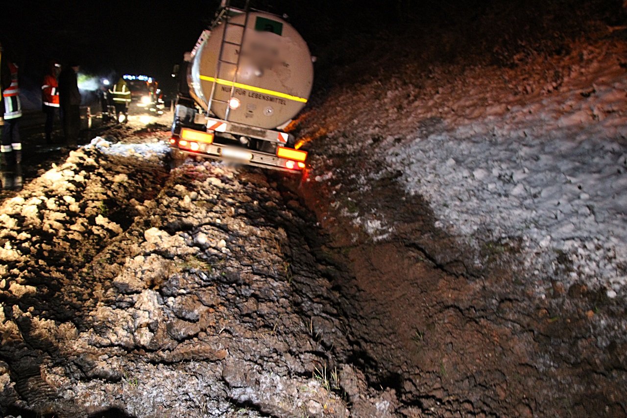 Lkw rutscht bei Kohlberg von schneebedeckter Straße