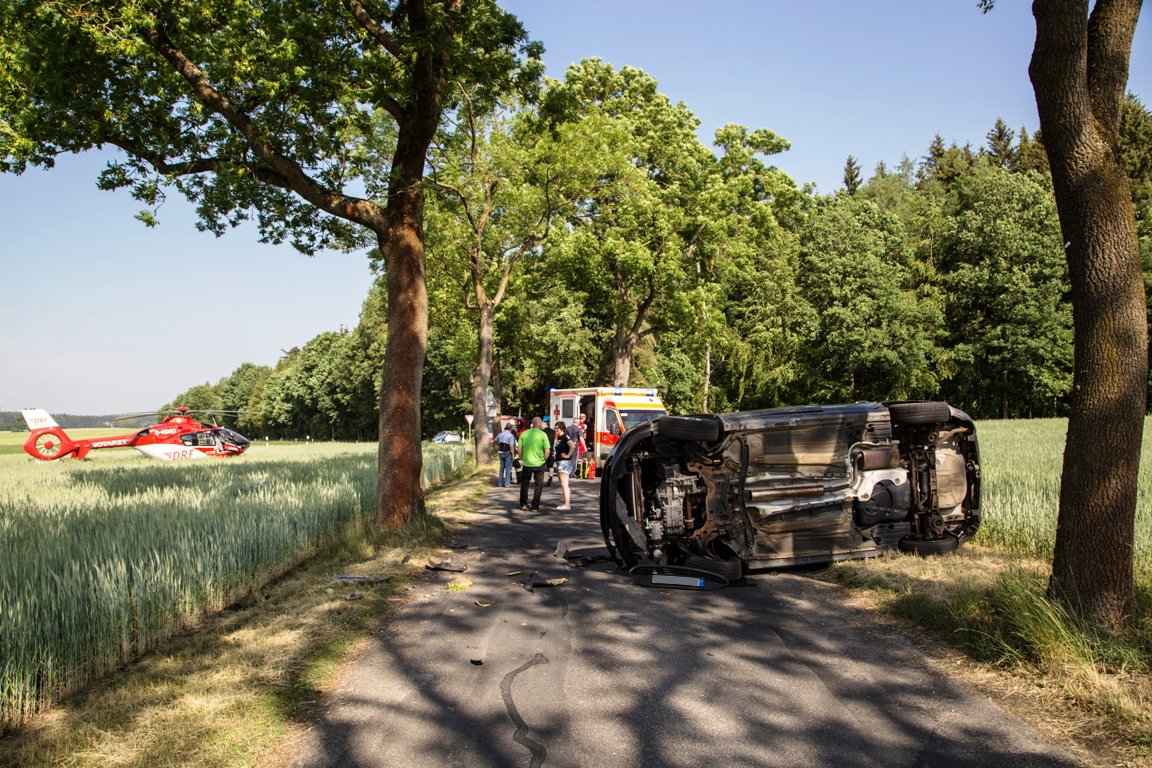 Vom Fahrer fehlt jede Spur: Auto prallt gegen Baum und überschlägt sich