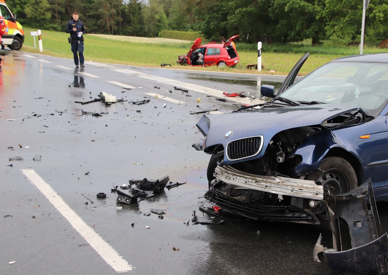 Unfall Verkehrsunfall Autounfall Döllnitzkreuzung bei Pressath Döllnitz Bilder Jürgen Masching (2)
