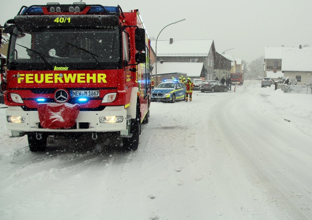 Unfall Verkehrsunfall Mantel Frontalzusammenstoß Schnee Autounfall Drei verletzte Personen Bilder Jürgen Masching5