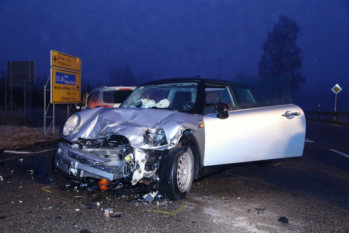 Zwei Schwerverletzte bei Abbiegeunfall