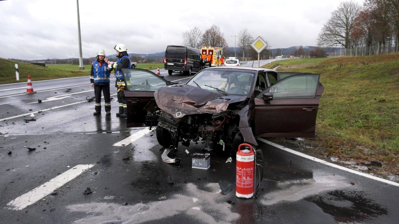 Unfall Zusammenstoß Frontal Wiesau (3)
