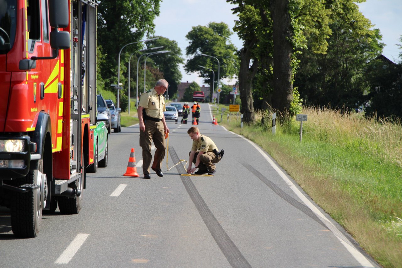 Missgluecktes Ueberholmanoever endet am Baum - Insassen des Pkw zum Glueck nur leicht verletzt