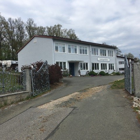 Das letzte Schulhaus in Döllnitz, dass in Privatbesitz ist und einen Antiquitätenhandel beinhaltet.