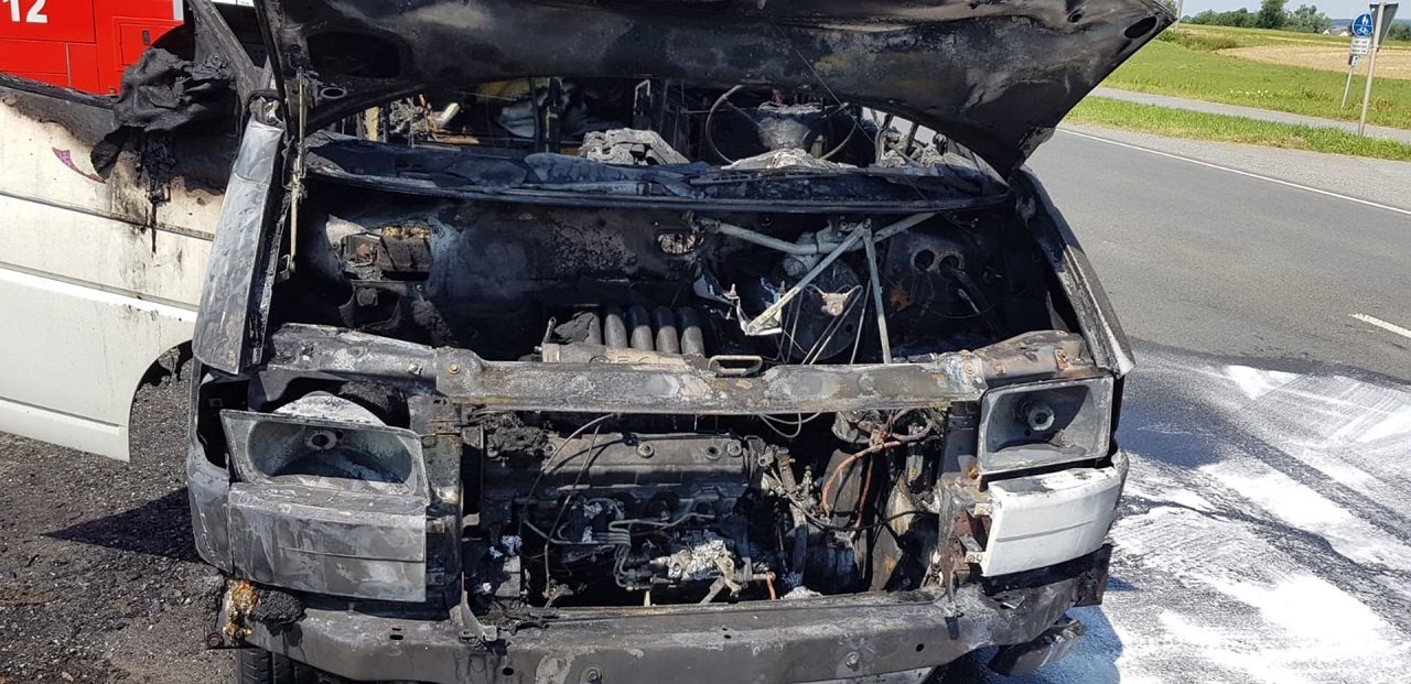 VW Transporter brennt vollständig aus Eschenbach Grafenwöhr Bild Jürgen Masching 2