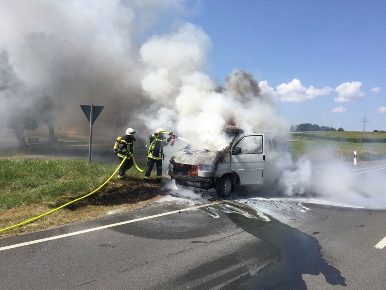 VW Transporter brennt vollständig aus Eschenbach Grafenwöhr Bild Jürgen Masching 4