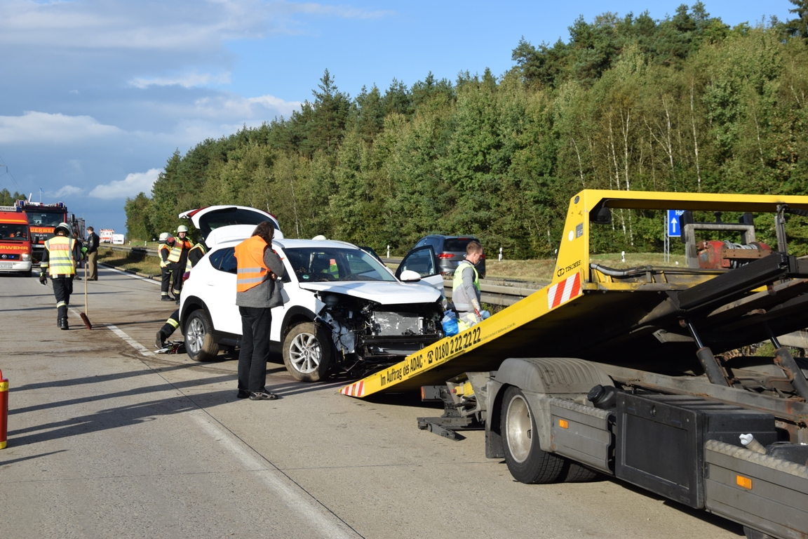 Unfall auf A93: Auto prallt in Mittelleitplanke