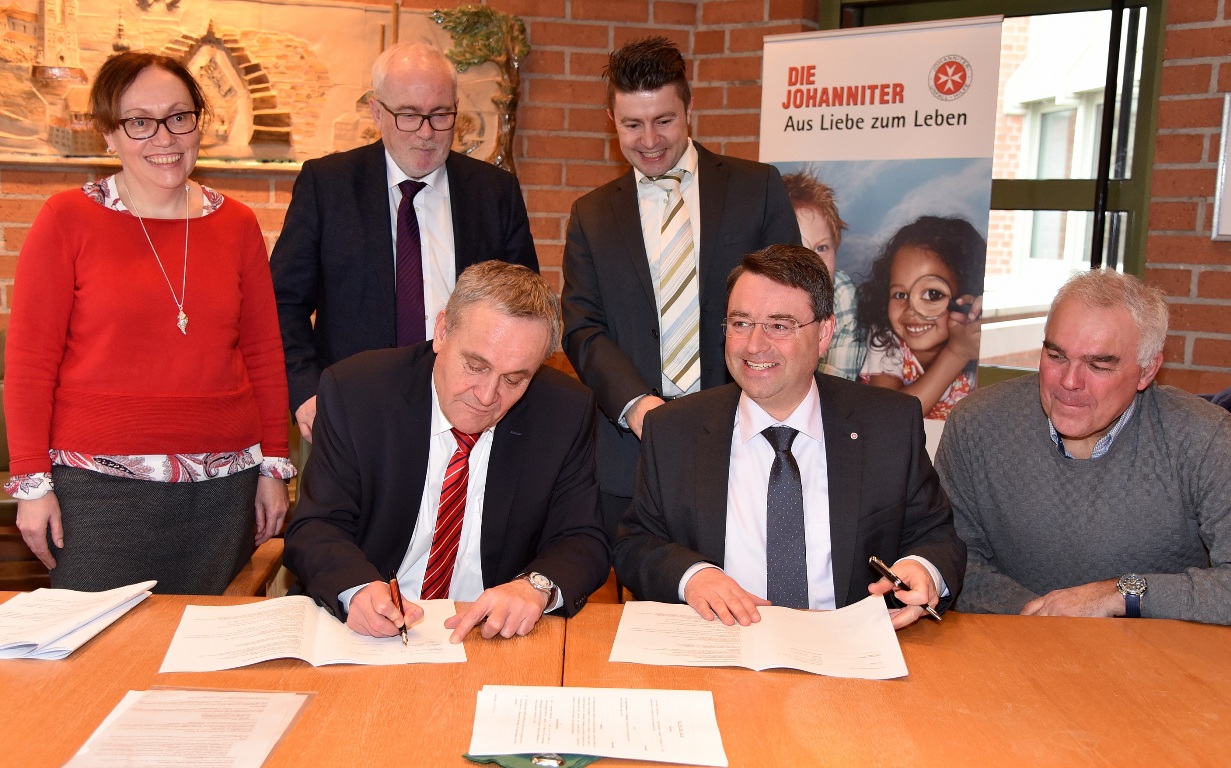 Vertragsunterzeichnung Jürgen Wilke Johanniter