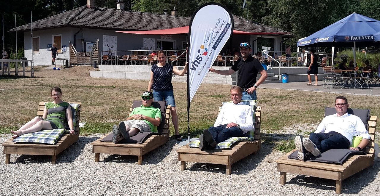 Volkshochschule Weiden NeustadtWN Sonnenliegen selbst gebaut Schätzlerbad Weiden Bild VHS Weiden-NeustadtWN