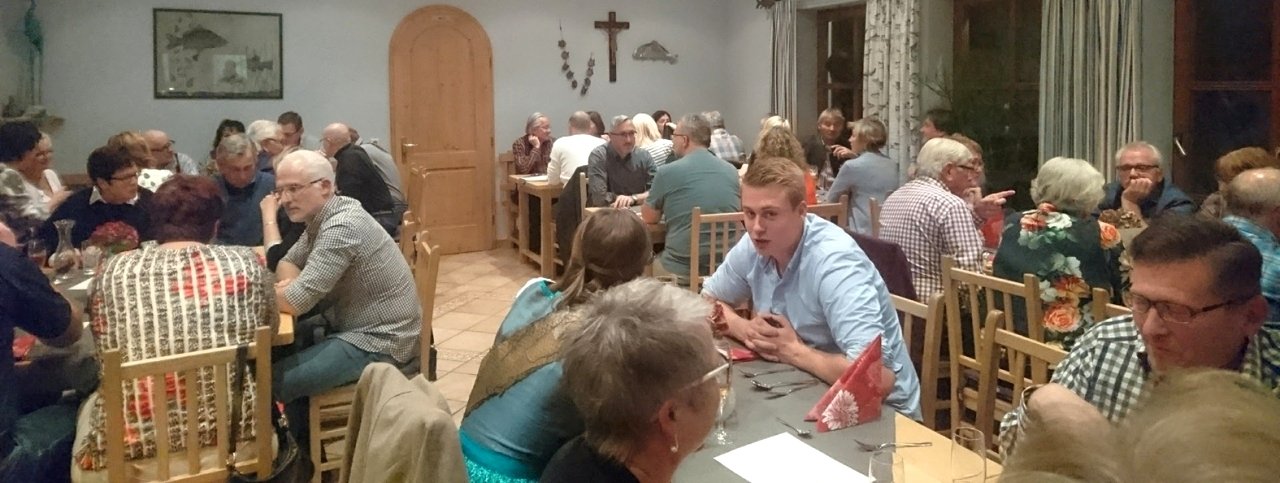 Voll besetztes Fischerstüberl Oberpfälzer Teichnixe Tirschenreuth Familie Bächer Muckenthaler Kulinarium Fisch Land der 1.000 Teiche Bild ARGE Fisch Tirschenreuth