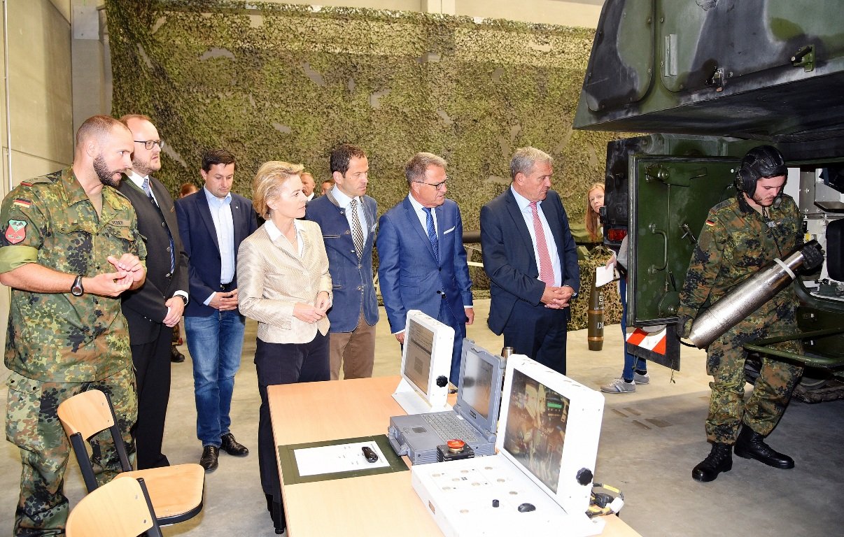 Von der Leyen Besuch Kaserne Weiden (5)