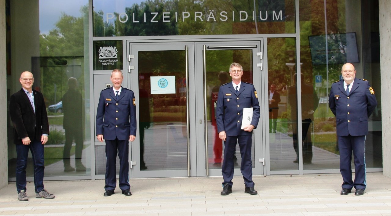 Polizist mit Leib und Seele - Kollegen verabschieden Dieter Striegl