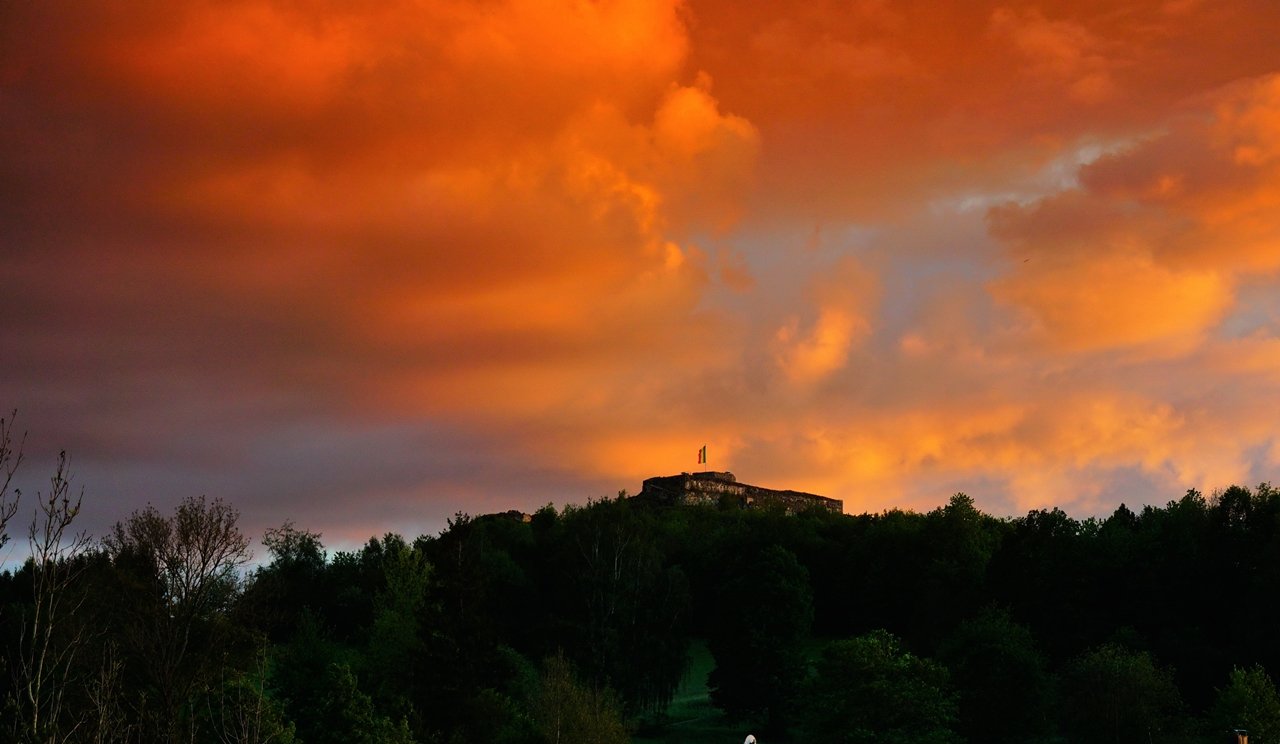 Vulkan Waldeck Schlossberg Waldeck Abendrot Symbol Symbolbild