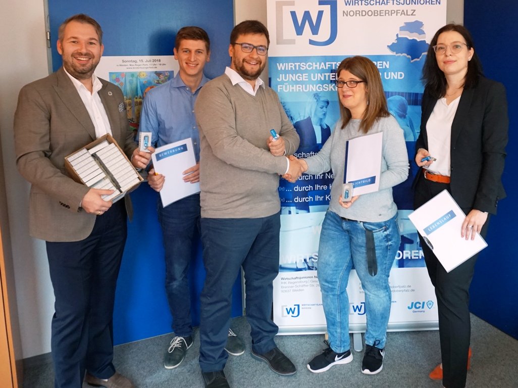 Wirtschaftsjunioren Spendenübergabe USB-Sticks Stadtjugendring