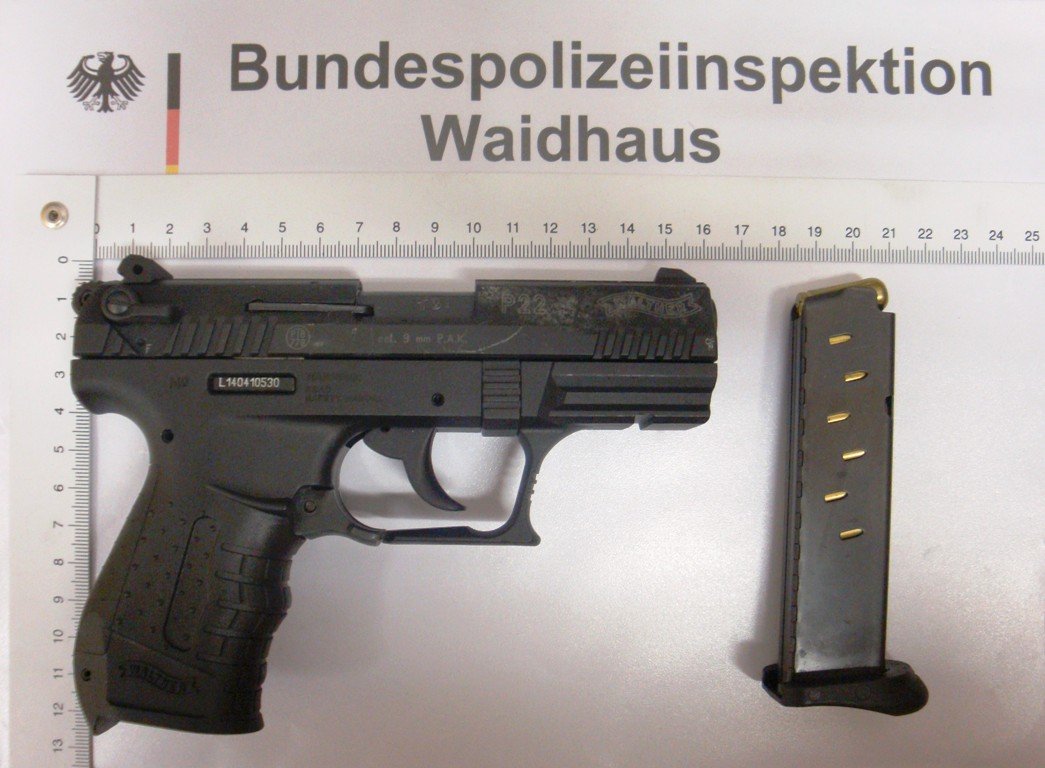 Waffe Pistole Bundespolizei Waidhaus