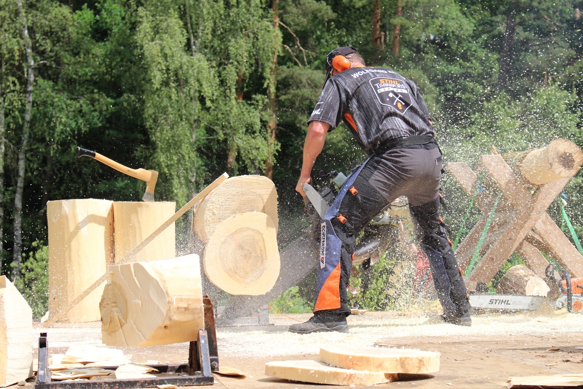 Holzarbeiter Säge Sägen Kettensäge Wald Spähne Waldkinderfest Grafenwöhr  (21)