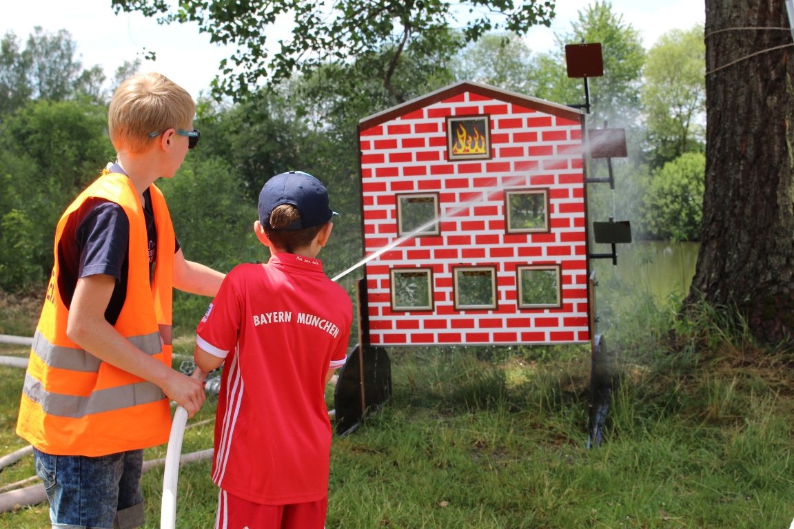 Kinder Feuerlöschen Wasserspiele Waldkinderfest Grafenwöhr  (74)