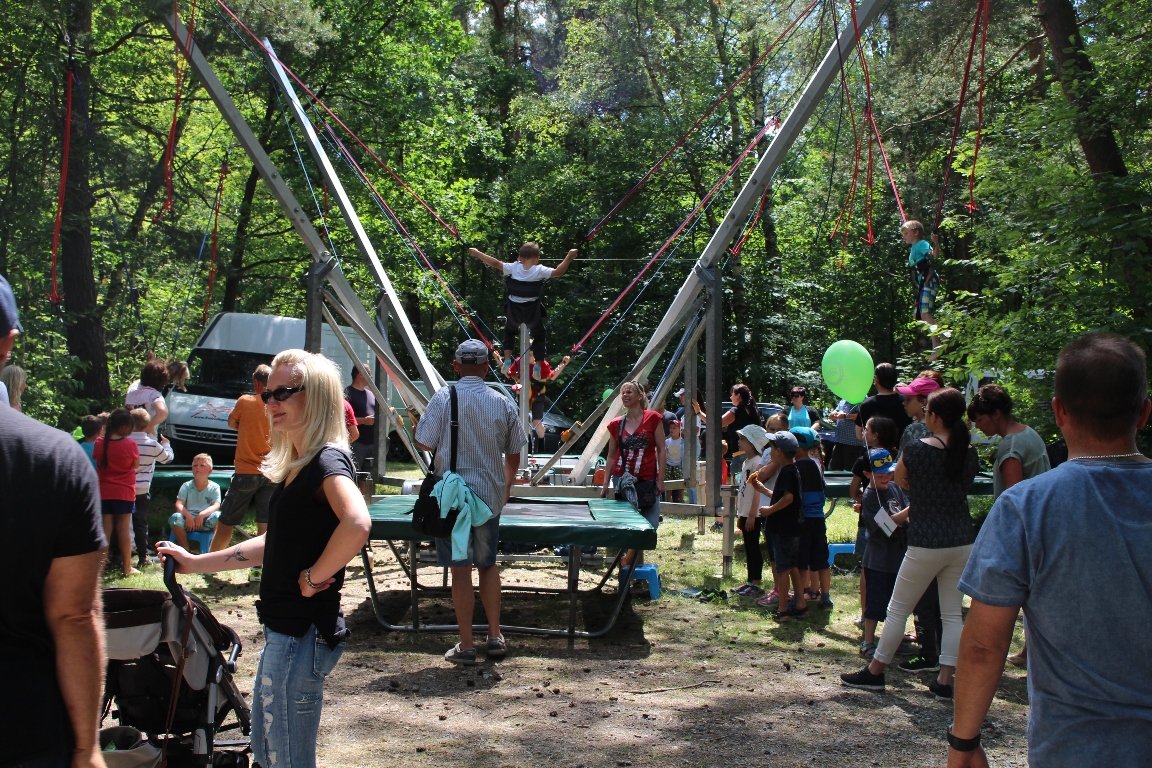 Trampolin springen Jumping Bungee Waldkinderfest Grafenwöhr  (92)