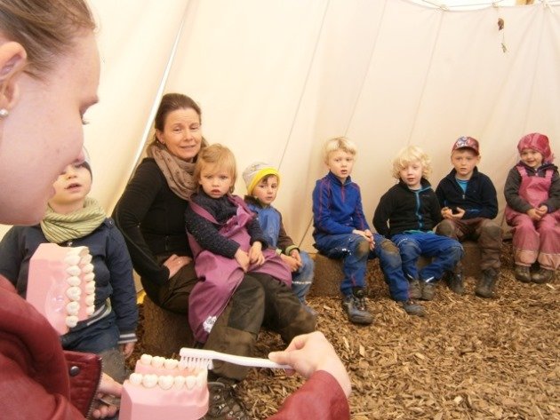 Waldkindergarten Vohenstrauß Zahnarztbesuch Zahnarzt Gesunde Ernährung Bild Sieglinde Schärtl2