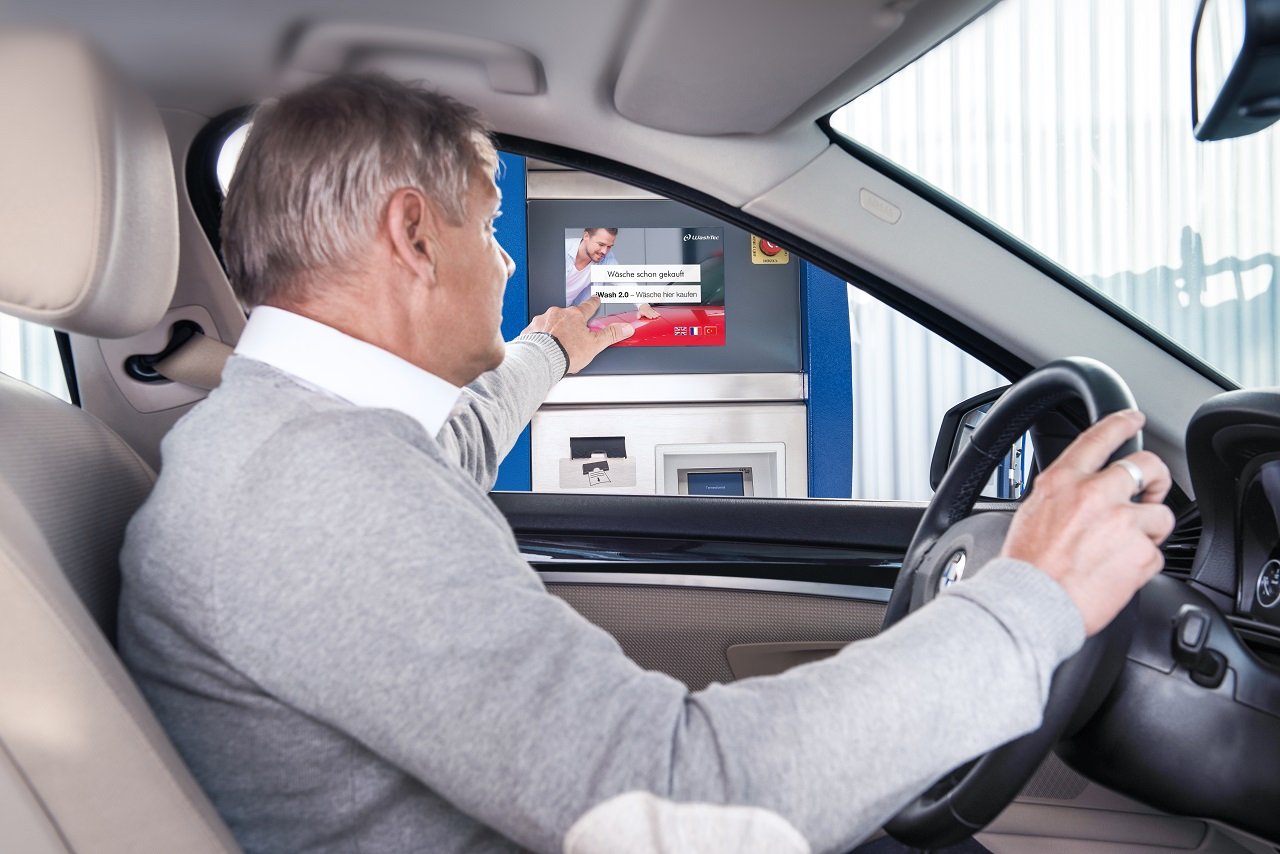 WashTec_iWash_2.0_Mann_in_Auto_bedient_Screen_02_DE_L