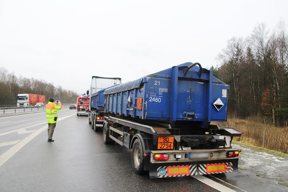 Weiden LKW Anhänger fängt Feuer A93 Einsatz 1