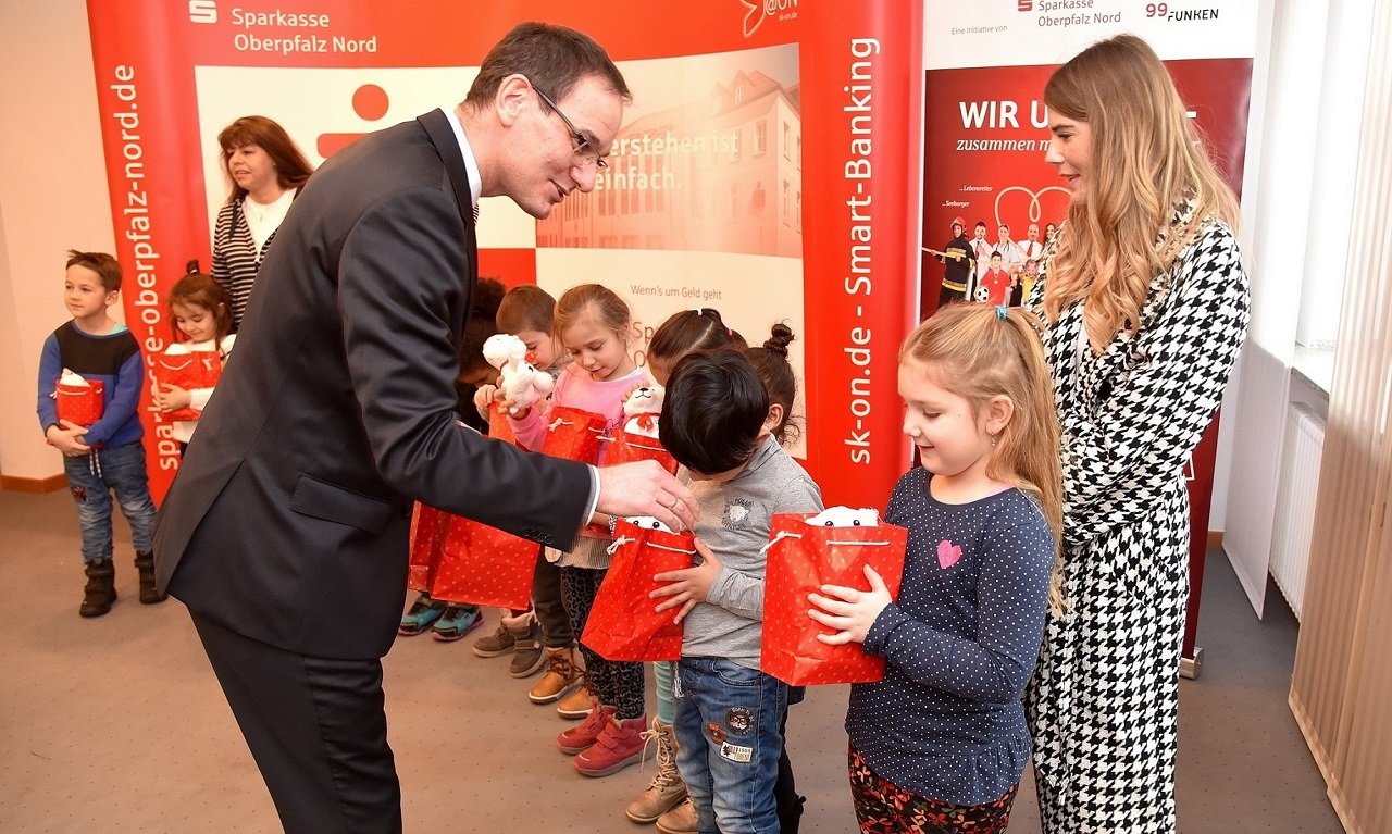Weiden_Sparkasse Oberpfalz Nord_Spende_Geschenke