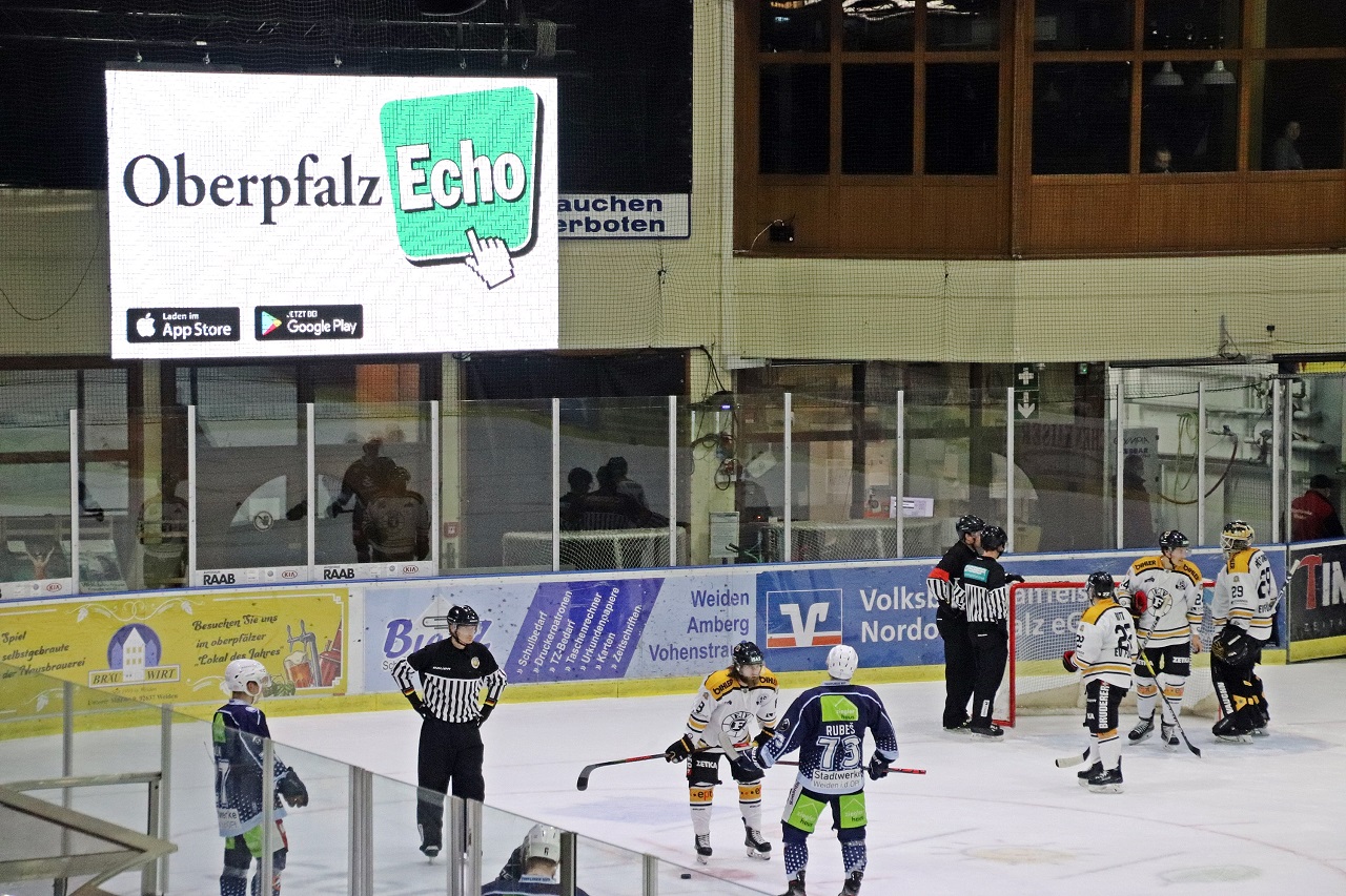 Weidener Eisstadion Eishockey Spiel Weiden EV Weiden Blue Devils Bild Jürgen Masching OberpfalzECHO