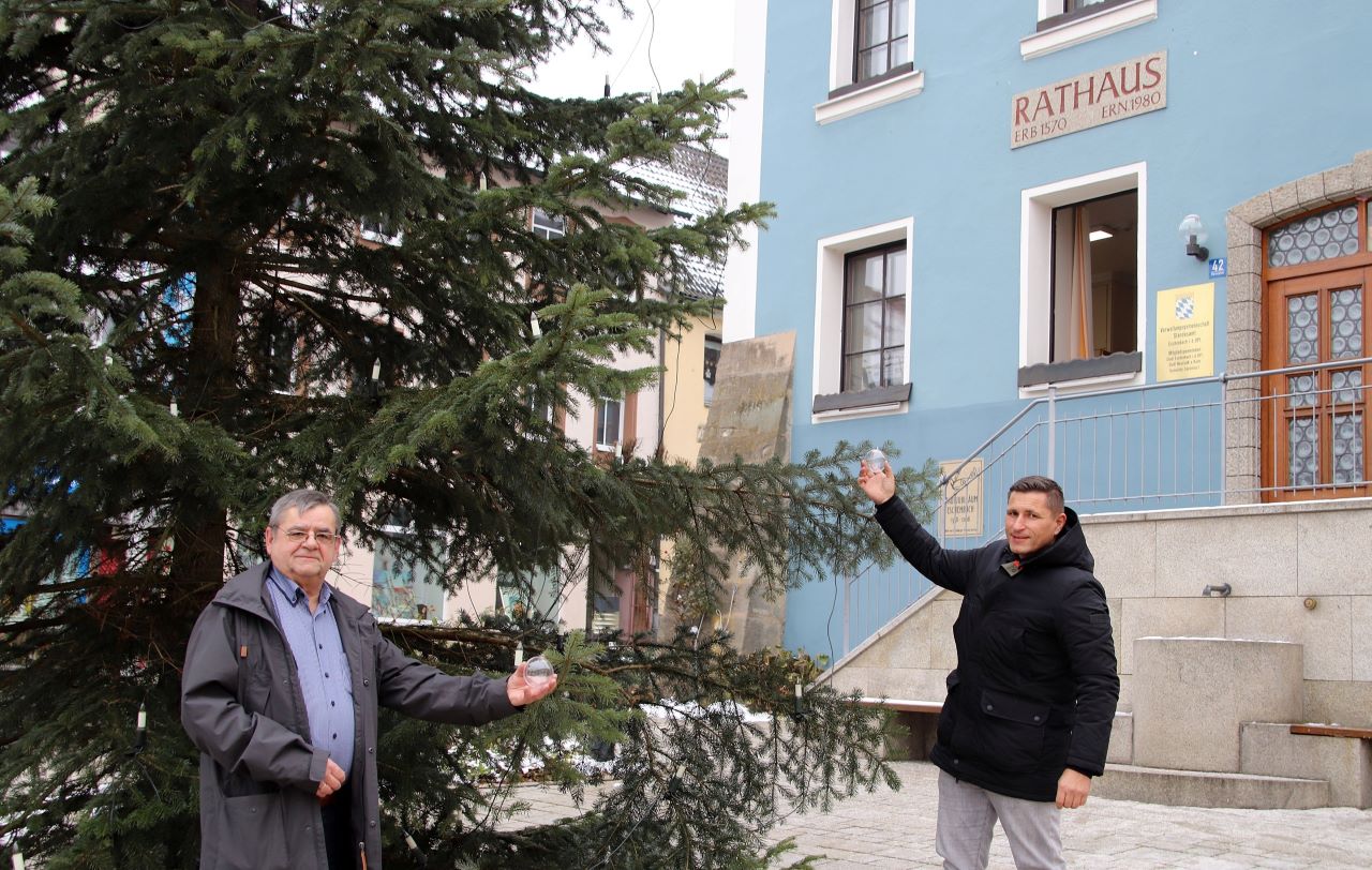 Weihnachtsaktion Stadt Eschenbach Baum schmücken Christbaum Dieter Kies Bürgermeister Marcus Gradl
