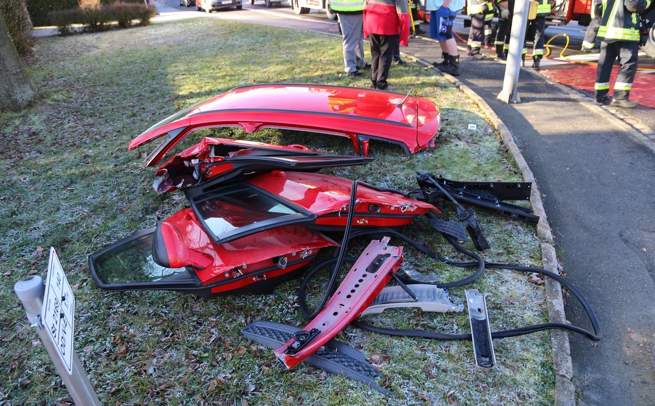 Wiesau_schwerer Verkehrsunfall im Kreuzungsbereich_rote Ampel übersehen_10