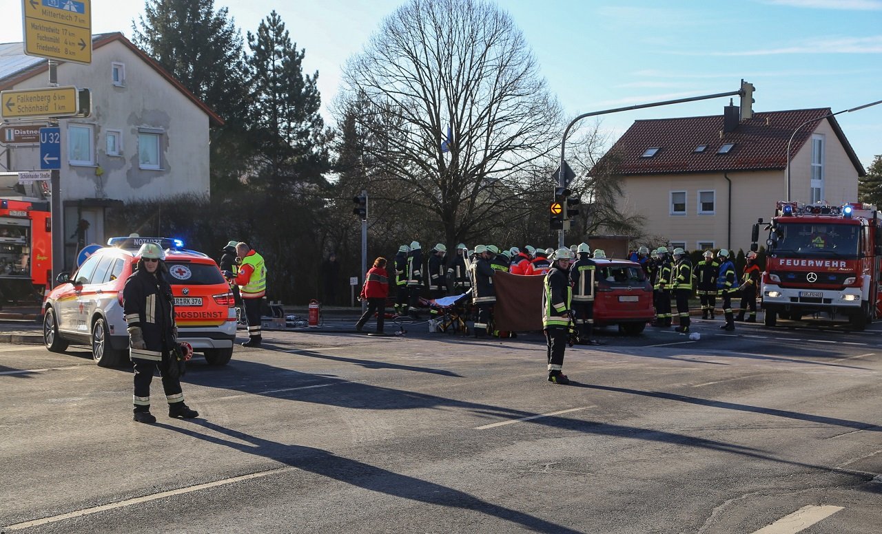 Wiesau_schwerer Verkehrsunfall im Kreuzungsbereich_rote Ampel übersehen_16
