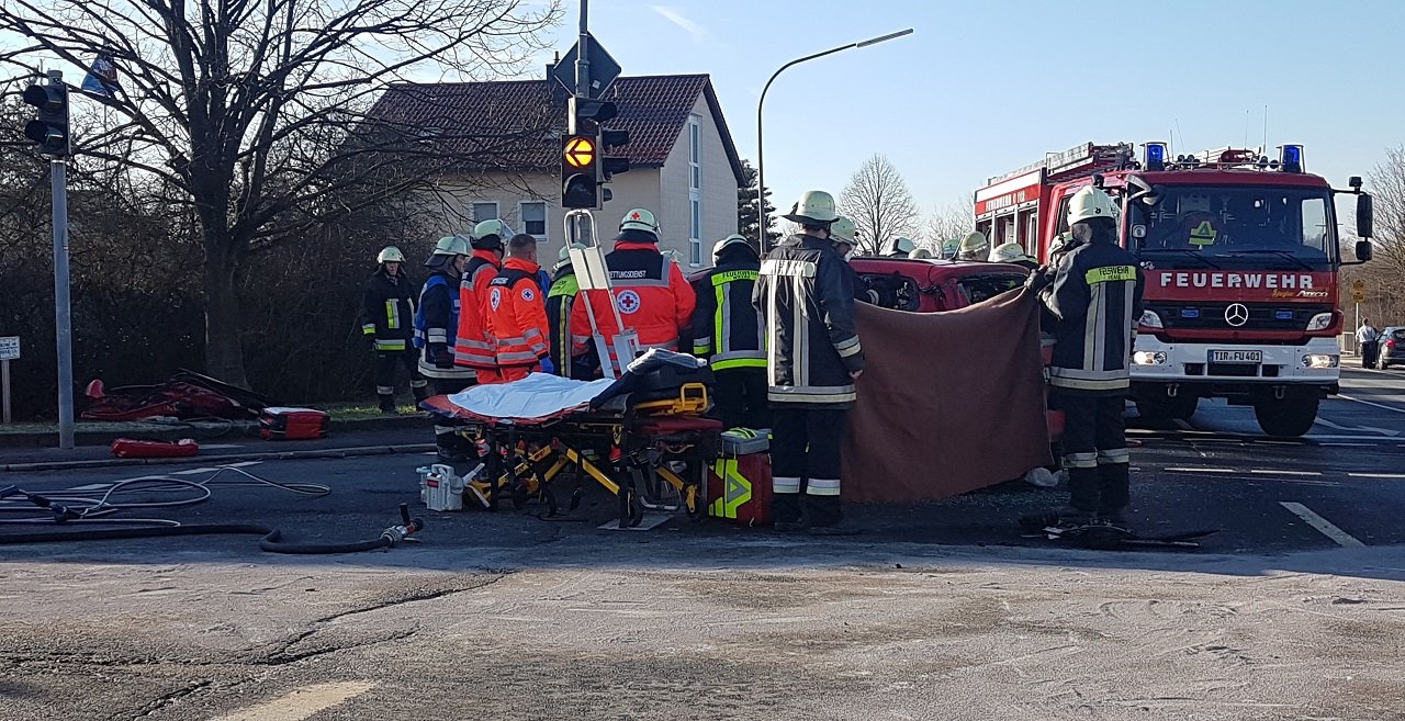 Wiesau_schwerer Verkehrsunfall im Kreuzungsbereich_rote Ampel übersehen_2