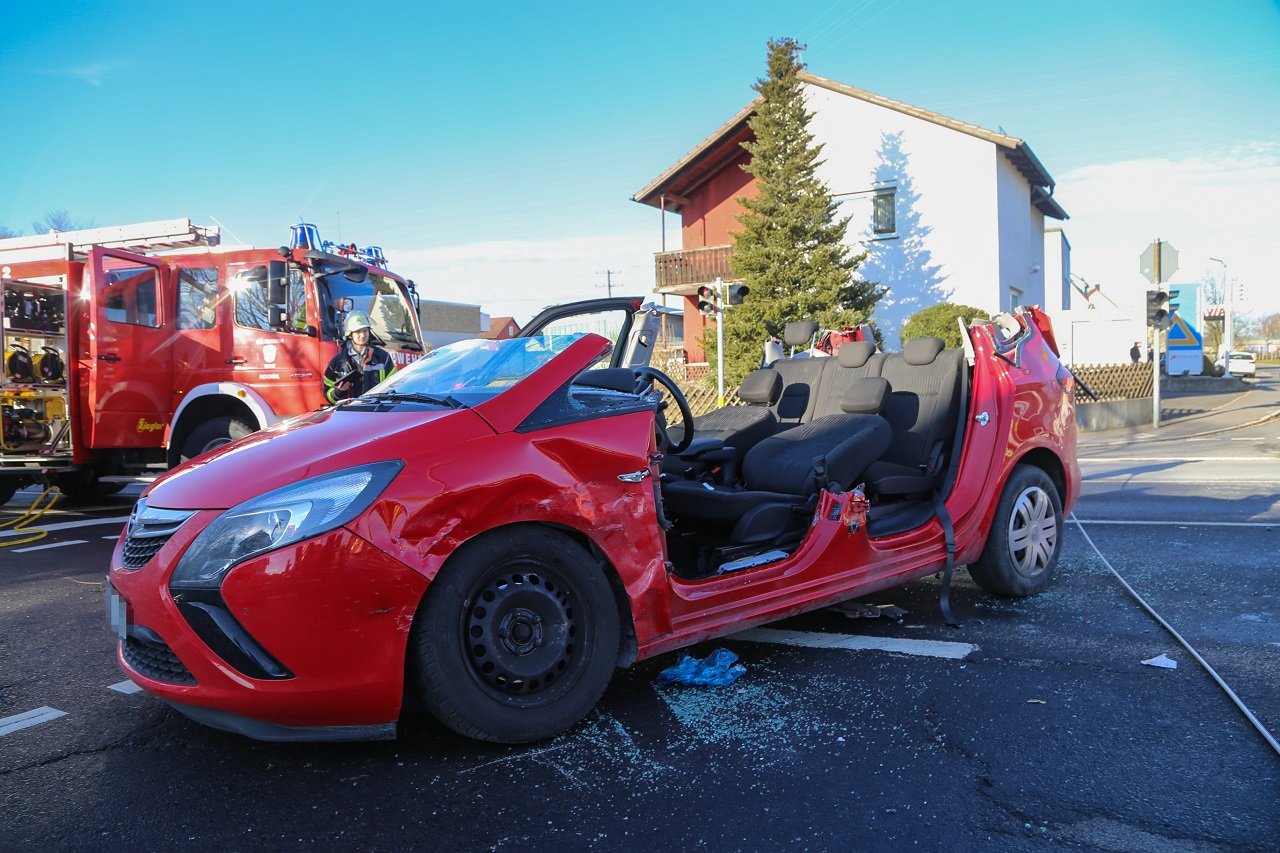 Wiesau_schwerer Verkehrsunfall im Kreuzungsbereich_rote Ampel übersehen_3
