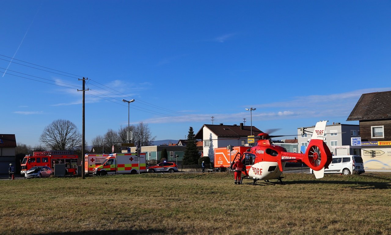 Wiesau_schwerer Verkehrsunfall im Kreuzungsbereich_rote Ampel übersehen_4