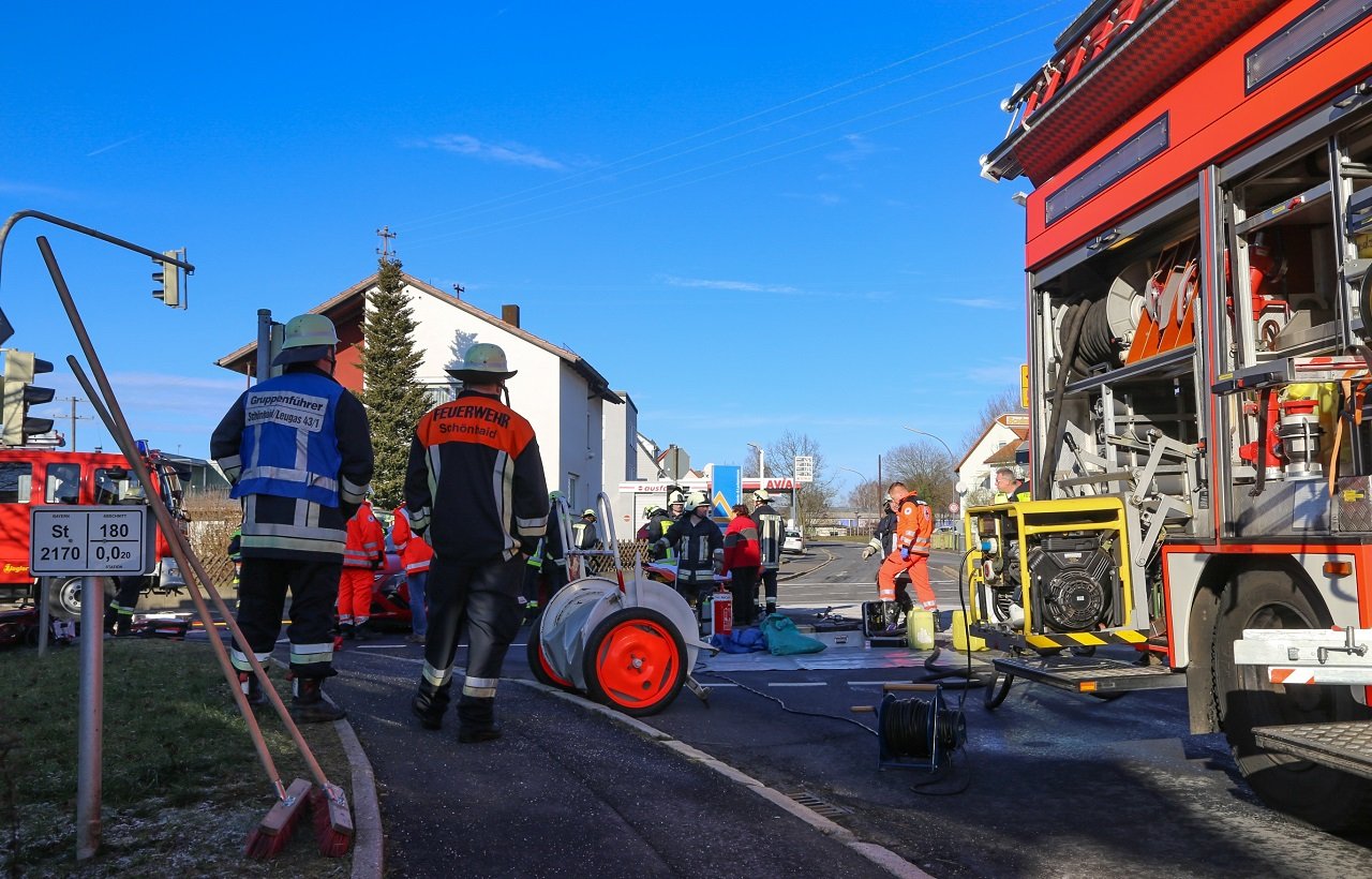Wiesau_schwerer Verkehrsunfall im Kreuzungsbereich_rote Ampel übersehen_6