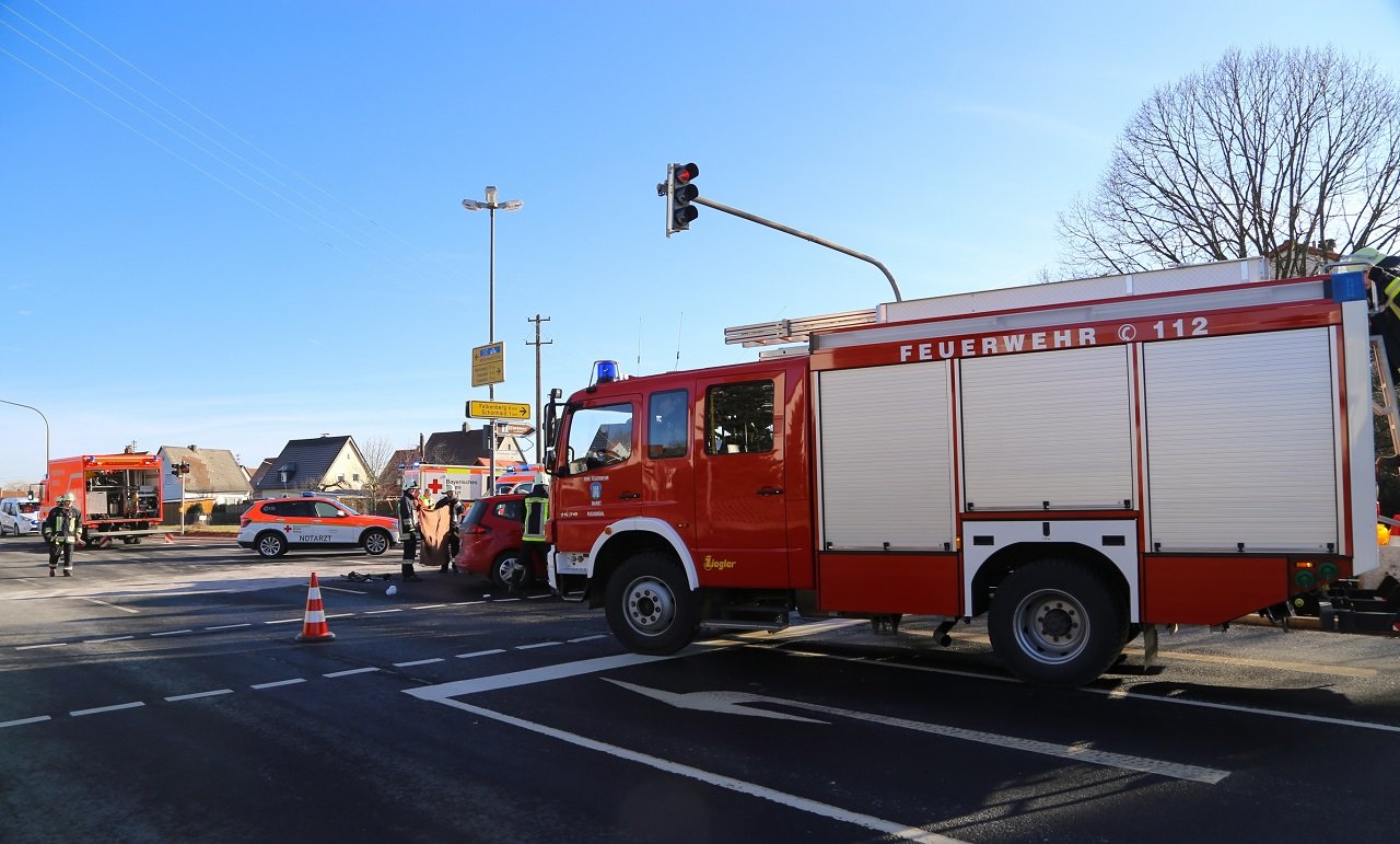 Wiesau_schwerer Verkehrsunfall im Kreuzungsbereich_rote Ampel übersehen_8