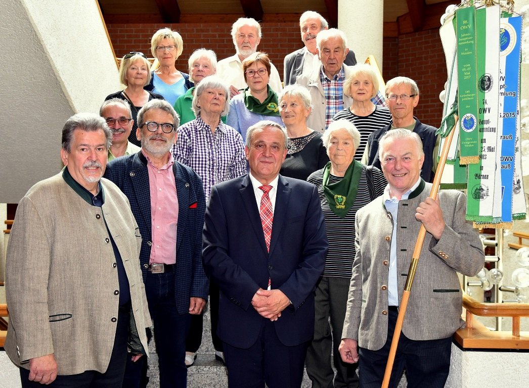 Wimpelübergabe OWV Oberpfälzer Waldverein Weiden Oberbürgermeister Kurst Seggewiß Bild Jürgen Wilke