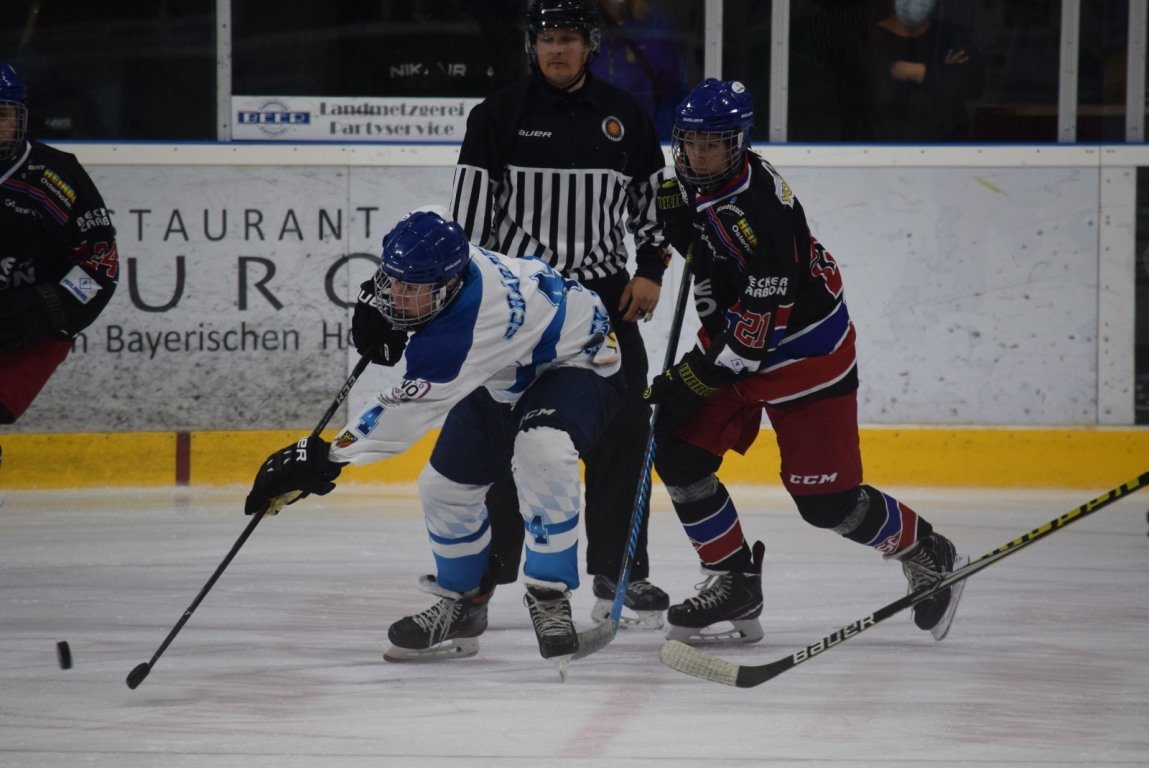 U 17 der Young Blue Devils kämpft gegen den Spitzenreiter tapfer, bleibt aber chancenlos