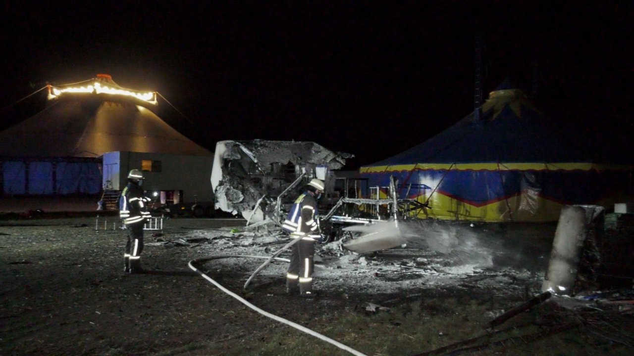 Zirkus Moskau Weiden Brand Wohnwagen brennt Feuer Feuerwehreinsatz 02