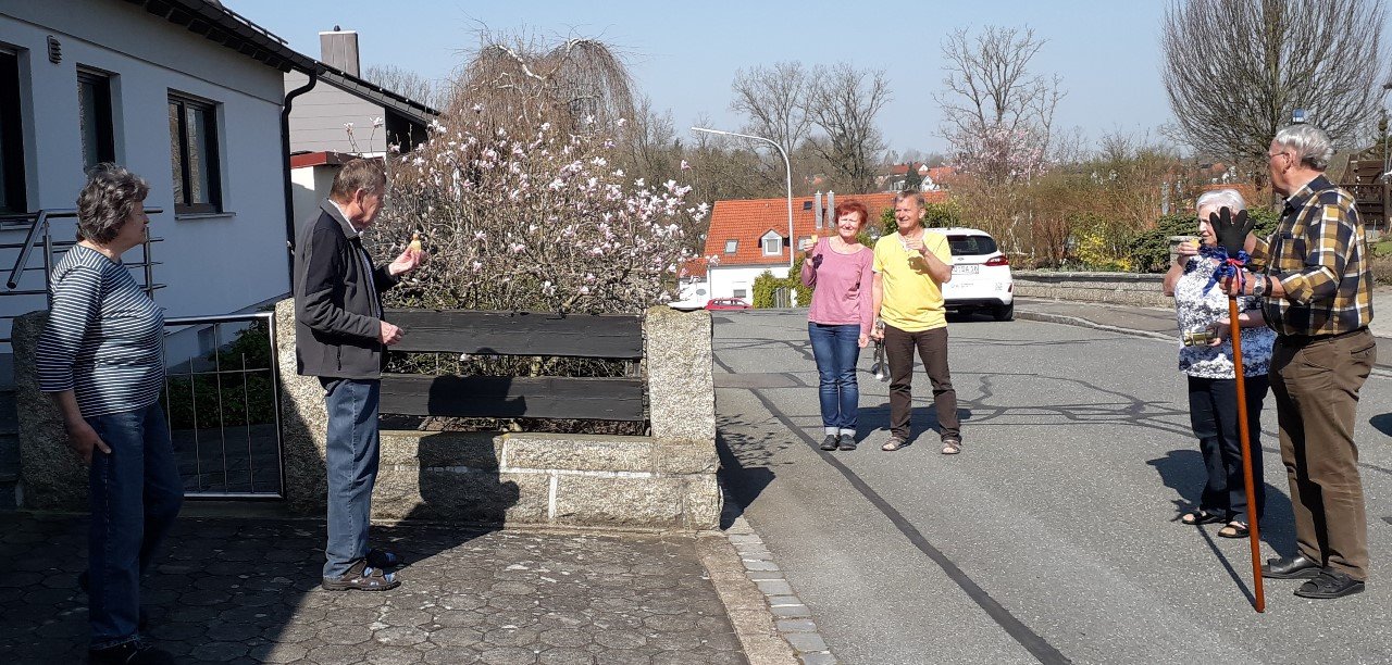 Standerl mit Abstand Geburtstag Corona