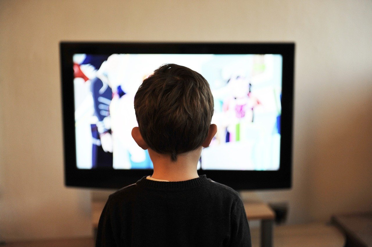 Kind vor Fernseher