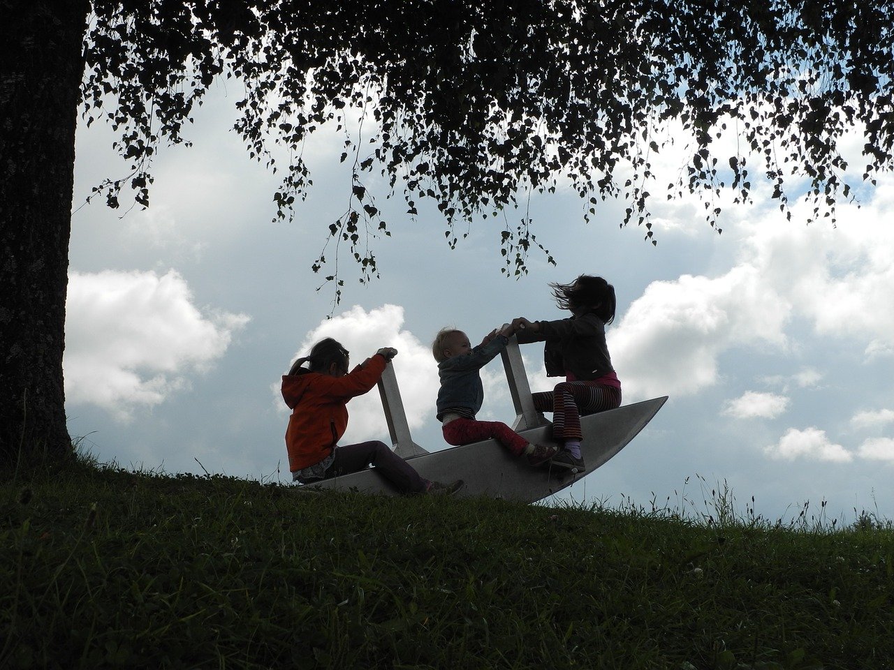 Kinder Familie Geschwister spielen Spaß Garten Natur Luft Bäume Wald Symbolbild Bild Pixabay