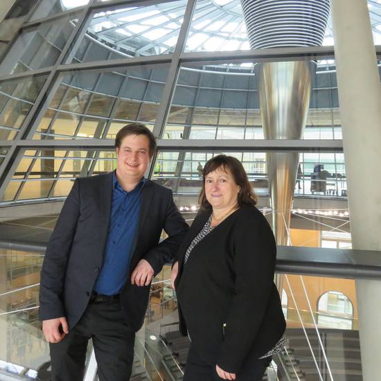Praktikant Sebastian Kropp und Marianne Schieder