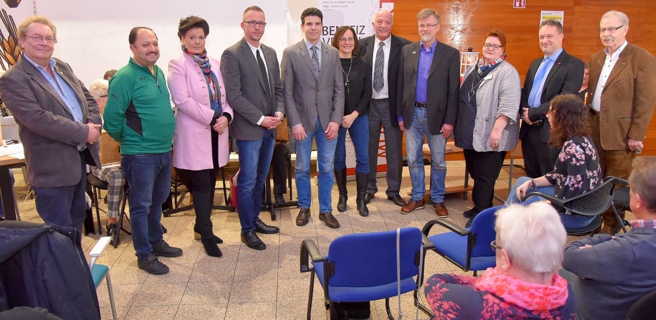 die Kandidaten vorgestellt von Josef Gebhardt 5. von rechts Benefizveranstaltung Tafel WeidenF___2131