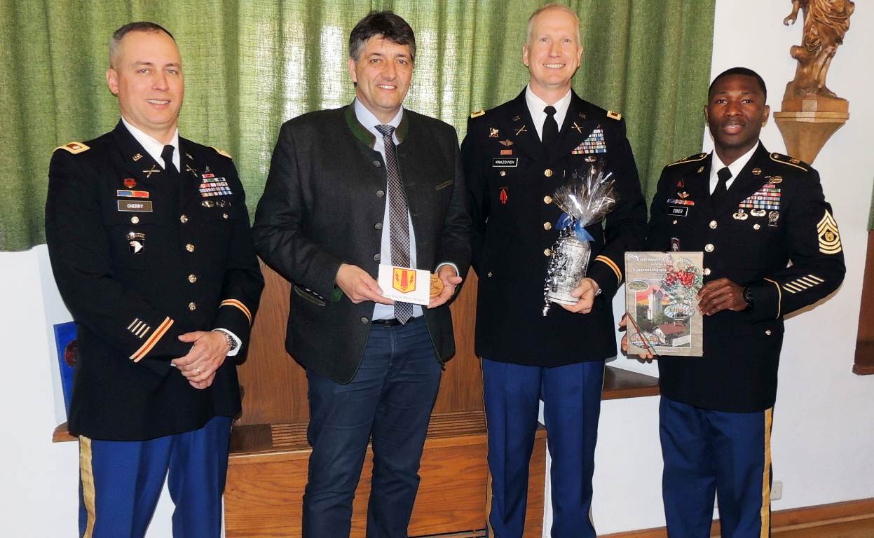 41. US-Feldartilleriebrigade im Rathaus Grafenwöhr