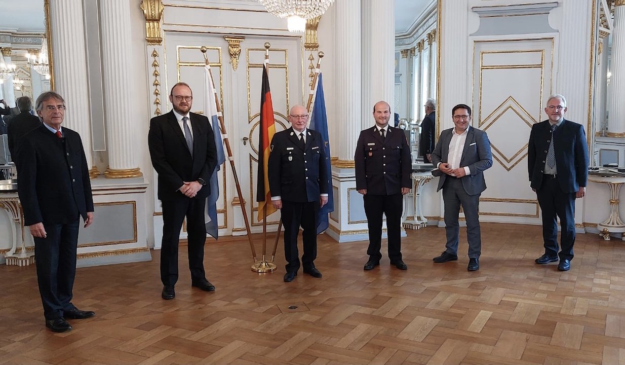 Alfons Huber bekommt das Feuerwehr-Steckkreuz