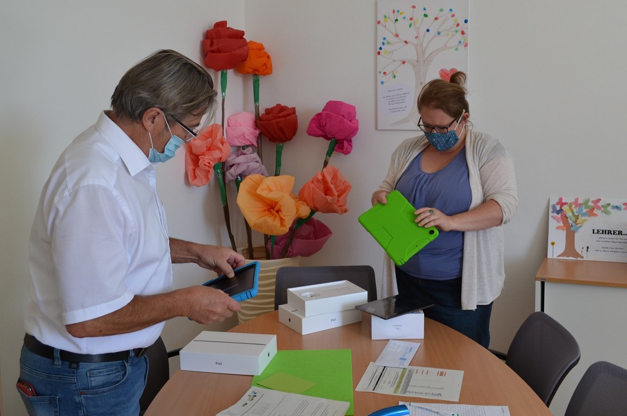 iPads für die Grundschule Eslarn Bürgermeister Reiner Gäbl und Schulleiterin Katharina Merther Bild Gabriele Buchbinder 1