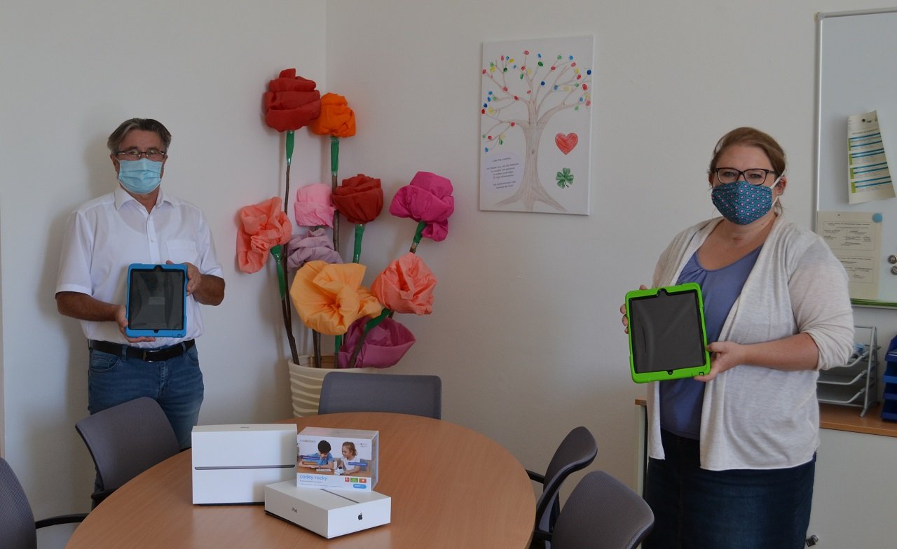 iPads für die Grundschule Eslarn Bürgermeister Reiner Gäbl und Schulleiterin Katharina Merther Bild Gabriele Buchbinder