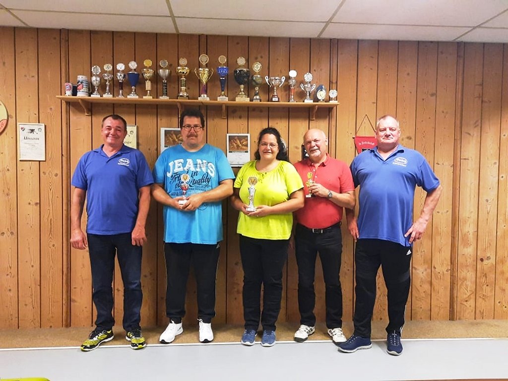 Helga Dollhopf räumt beim Vereinskegeln ab