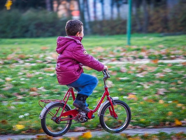 Fahrrad Kind Kinderfahrrad Unfall Auto Symbol Symbolbild