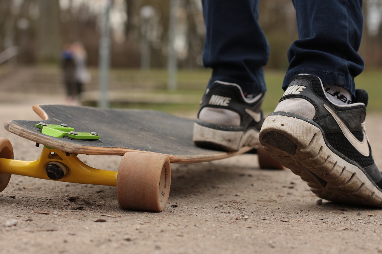 Longboard skateboard Unfall Kind Jugendlicher Polizei Symbol